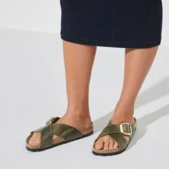 Birkenstock Siena Big Buckle Oiled Leather -Chic Shoe Store 1024053 f closeup f