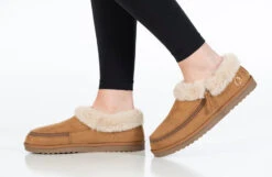Chestnut BILLY Cozy Slippers -Chic Shoe Store BK22446 250 studio standing 1 940x614 9a44a718 72ab 4d65 9d33 8421b1f07032